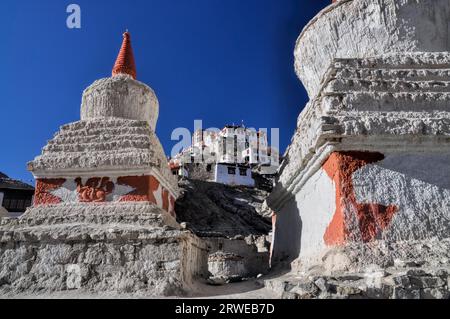 Monuments en pierre de soleil au Ladakh monastère Chemrey Banque D'Images