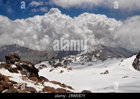 Les nuages orageux formant au-dessus de montagnes autour de volcan Sabalan dans le nord de l'Iran Banque D'Images