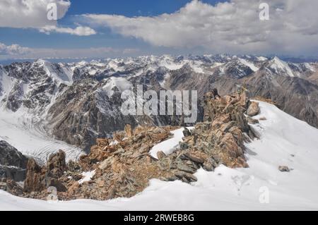 Vue imprenable sur les sommets des montagnes et glaciers dans la chaîne de montagnes du Tian Shan au Kirghizstan Banque D'Images