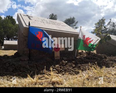 Cimetière Hill 10, Royal Welch Fusiliers et drapeau du pays de Galles. L'une des tombes de 699 militaires du Commonwealth morts pendant la campagne de Gallipoli Banque D'Images