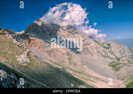 Scenic mountain peaks avec formant des nuages au Kirghizstan Banque D'Images