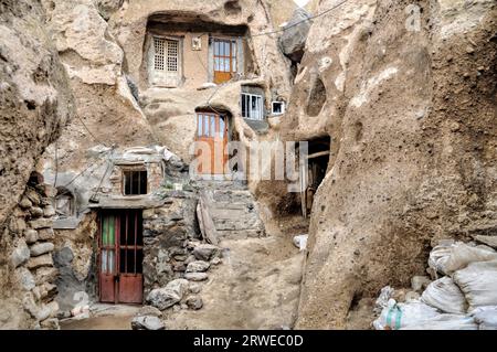 Façade de maisons creusées dans la roche en cônes Kandovan village en Iran Banque D'Images