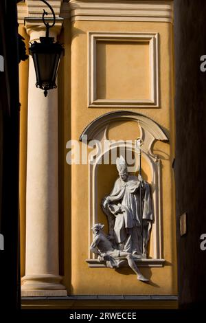 Vue à travers la ruelle étroite sur l'église Saint-Martin les détails architecturaux de la vieille ville de Varsovie, Pologne Banque D'Images