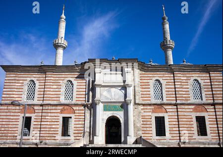 Mosquée Laleli également appelée Mosquée des tulipes (turc : Laleli Camii) architecture extérieure de style baroque, mosquée impériale ottomane construite par le sultan Mustafa Banque D'Images