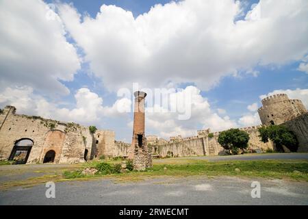 Yedikule Château (Château de Tours à 7) l'architecture Byzantine et ruines de mosquée à Istanbul, Turquie Banque D'Images