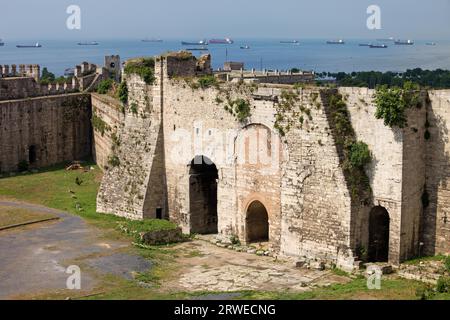 Yedikule Château (Château de Tours à 7) l'architecture Byzantine à Istanbul, Turquie et la mer de Marmara à l'horizon Banque D'Images