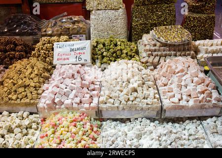 Bonbons traditionnels turcs au marché aux épices (marché égyptien) à Istanbul, Turquie Banque D'Images