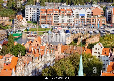 Vue d'en haut sur la ville de Gdansk en Pologne avec port de plaisance entre l'architecture historique de la vieille ville et les maisons d'appartements modernes de l'autre côté Banque D'Images