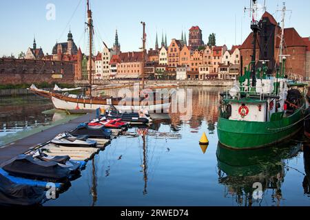 Vieille ville de Gdansk Skyline, vue depuis le port de plaisance de la ville par la rivière Motlawa en Pologne Banque D'Images