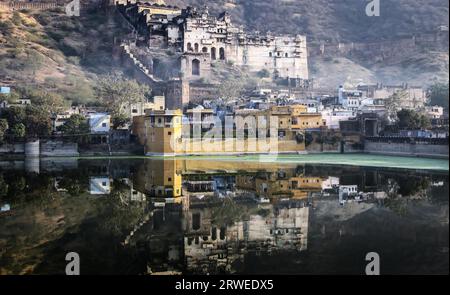 Palais de Garh reflété dans le lac de la ville de Bundi, brume et brouillard témoignent de l'atmosphère matinale Banque D'Images