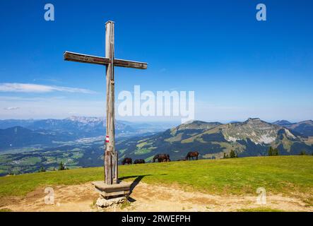 Troupeau de chevaux à la croix sommitale sur Trattberg avec vue sur Schlenken et Schmittenstein, Groupe Osterhorn, Salzkammergut, Tennengau, Land Banque D'Images