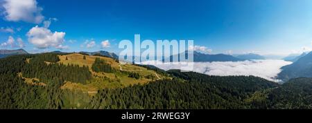 Drone shot, paysage alpin, vue de Breitenberg à Wolfgangsee et Schafberg, Salzkammergut, province de Salzbourg, Autriche Banque D'Images