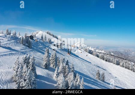 Drone shot, paysage hivernal avec pistes de ski dans la neige profonde, station de montagne du téléphérique de Zwoelferhorn, Sankt Gilgen am Wolfgangsee Banque D'Images