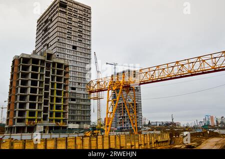 Structure de charge en fer métallique jaune lourd fixe industrielle puissante grue de type pont sur des supports pour le levage de cargaison sur un m Banque D'Images