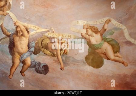 Anges, chérubins, putti comme une fresque de plafond dans une chapelle sur le Sacro Monte di Varese, Varese, Italie, Europe Anges, chérubins, putti comme une fresque de plafond Banque D'Images