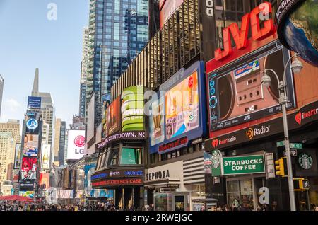 New York, États-Unis, 4 décembre 2011 : façades illuminées des magasins et théâtres de Broadway à Times Square, New York Banque D'Images