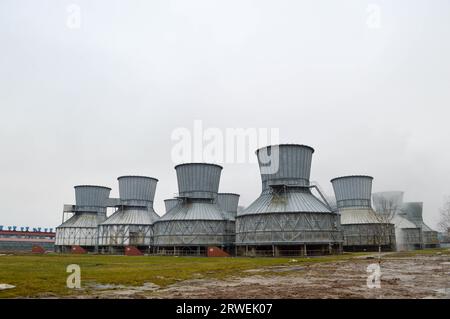 Grandes tours de refroidissement dans l'eau et le brouillard d'une raffinerie de pétrole, d'une usine pétrochimique. Equipement d'échange de chaleur. Banque D'Images