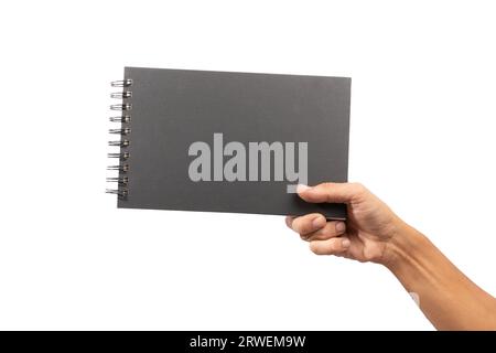 Main masculine noire tenant un carnet de croquis ou un cahier isolé sans arrière-plan Banque D'Images