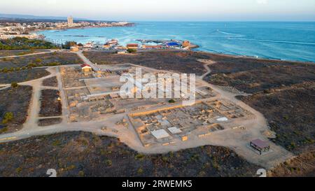 Vue aérienne du parc archéologique de Paphos, site du patrimoine mondial de l'UNESCO et du port de Paphos au loin, à Paphos Chypre. Banque D'Images