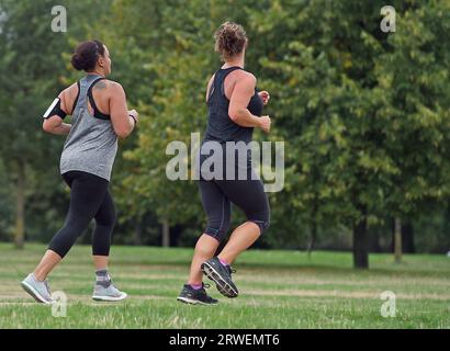 Photo de dossier datée du 22/08/18 de personnes faisant du jogging dans Hyde Park à Londres. Faire de l'exercice entre 7h et 9h du matin peut être la clé de la gestion du poids, selon de nouvelles recherches. Bien que les preuves concernant le moment optimal de l'activité physique aient été controversées, une nouvelle étude a révélé que le début de la journée semble être le meilleur moment pour améliorer le lien entre l'activité physique quotidienne modérée à vigoureuse et l'obésité. Date d'émission : mardi 19 septembre 2023. Banque D'Images