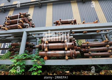 Les rouleaux d'acier inoxydable sont empilés dans l'usine, Chine du Nord Banque D'Images