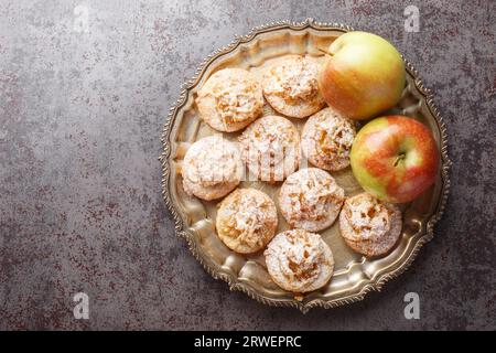 Pâtisserie traditionnelle d'automne, biscuits à la cannelle aux pommes maison gros plan dans une assiette sur la table. Vue supérieure horizontale par le haut Banque D'Images