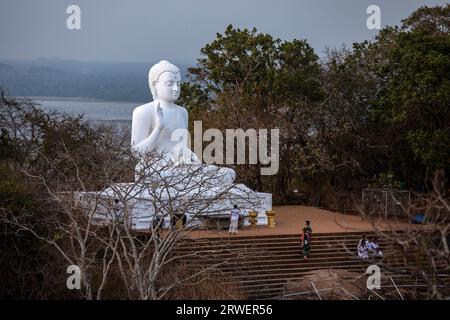 La statue géante de Bouddha assis sur le site antique de Mihinthale au Sri Lanka. C'est là que Mahinda a introduit le bouddhisme dans l'ancien Sri Lanka. Banque D'Images