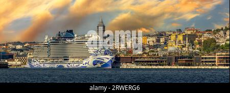 Istanbul, Turquie, 11 septembre 2023 : Tour Galata et place Karaköy en arrière-plan du bateau de croisière Banque D'Images