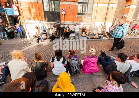 Dublin, Irlande - 08 16, 2015 Messe de personnes assistant et filmant des buskers irlandais exécutant un concert de rue passionnant ou une performance musicale à Dublin Banque D'Images