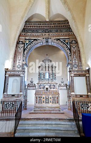 Gerace Calabria Italie. L'intérieur et l'autel baroque de l'église Saint François d'Assise Banque D'Images