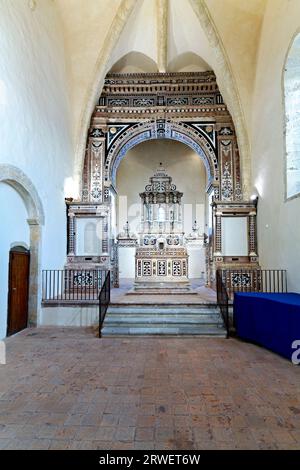 Gerace Calabria Italie. L'intérieur et l'autel baroque de l'église Saint François d'Assise Banque D'Images