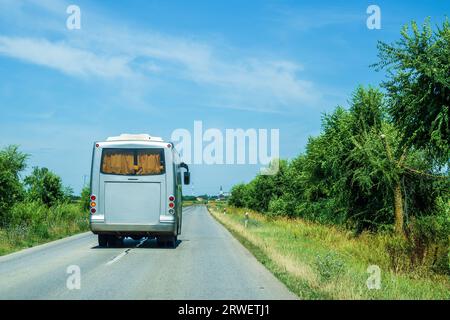 Navette sur la route de campagne le matin d'été, focalisation sélective Banque D'Images