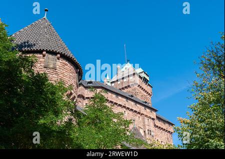 Regardant vers le haut les bâtiments de la tour du Château du Haut Koenigsbourg, Orschwiller, Alsace, France, Europe Banque D'Images