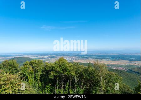 Vue depuis le Château du Haut Koenigsbourg du paysage de la plaine du Rhin supérieur. En arrière-plan paysage vallonné de Forêt Noire, Orschwiller, Alsace, France, Banque D'Images