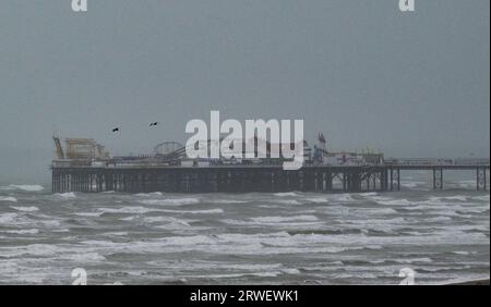 Brighton Royaume-Uni 19 septembre 2023 - les vagues roulent par Brighton Palace Pier ce matin alors que les vents forts et la pluie continuent à frapper certaines parties de la Grande-Bretagne : Credit Simon Dack / Alamy Live News Banque D'Images
