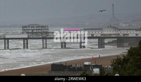 Brighton Royaume-Uni 19 septembre 2023 - les nettoyeurs de déchets bravent le temps orageux sur le front de mer de Brighton ce matin alors que les vents forts et la pluie continuent à frapper certaines parties de la Grande-Bretagne : Credit Simon Dack / Alamy Live News Banque D'Images