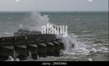 Brighton Royaume-Uni 19 septembre 2023 - les vagues s'écrasent sur Brighton Marina ce matin alors que les vents forts et la pluie continuent de frapper certaines parties de la Grande-Bretagne : Credit Simon Dack / Alamy Live News Banque D'Images