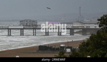 Brighton Royaume-Uni 19 septembre 2023 - les nettoyeurs de déchets bravent le temps orageux sur le front de mer de Brighton ce matin alors que les vents forts et la pluie continuent à frapper certaines parties de la Grande-Bretagne : Credit Simon Dack / Alamy Live News Banque D'Images