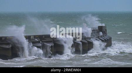 Brighton Royaume-Uni 19 septembre 2023 - les vagues s'écrasent sur Brighton Marina ce matin alors que les vents forts et la pluie continuent de frapper certaines parties de la Grande-Bretagne : Credit Simon Dack / Alamy Live News Banque D'Images