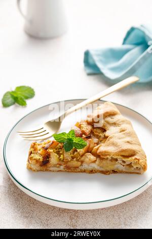 Tranche de tarte aux pommes avec cannelle et zeste de citron sur une assiette Banque D'Images