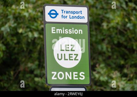 Hillingdon, Royaume-Uni. 18 septembre 2023. Le nouveau programme ULEZ étendu est maintenant opérationnel depuis trois semaines dans tout l'arrondissement londonien. Les vigilants continuent de démonter les caméras ULEZ ou de les vandaliser afin qu'ils ne puissent pas enregistrer des véhicules non conformes. Le plan mis en place par le maire de Londres Sadiq Khan et transport for London reste très controversé. Ceux qui se rendent dans les zones ULEZ où les caméras sont opérationnelles devront soit conduire un véhicule conforme à la norme ULEZ, soit payer 12,50 £ par jour lorsqu'ils entreront dans la nouvelle ULEZ étendue. Crédit : Maureen McLea Banque D'Images