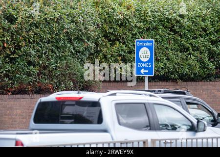 Hillingdon, Royaume-Uni. 18 septembre 2023. Le nouveau programme ULEZ étendu est maintenant opérationnel depuis trois semaines dans tout l'arrondissement londonien. Les vigilants continuent de démonter les caméras ULEZ ou de les vandaliser afin qu'ils ne puissent pas enregistrer des véhicules non conformes. Le plan mis en place par le maire de Londres Sadiq Khan et transport for London reste très controversé. Ceux qui se rendent dans les zones ULEZ où les caméras sont opérationnelles devront soit conduire un véhicule conforme à la norme ULEZ, soit payer 12,50 £ par jour lorsqu'ils entreront dans la nouvelle ULEZ étendue. Crédit : Maureen McLea Banque D'Images