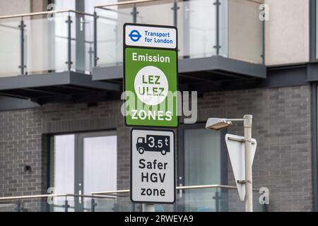 Hillingdon, Royaume-Uni. 18 septembre 2023. Le nouveau programme ULEZ étendu est maintenant opérationnel depuis trois semaines dans tout l'arrondissement londonien. Les vigilants continuent de démonter les caméras ULEZ ou de les vandaliser afin qu'ils ne puissent pas enregistrer des véhicules non conformes. Le plan mis en place par le maire de Londres Sadiq Khan et transport for London reste très controversé. Ceux qui se rendent dans les zones ULEZ où les caméras sont opérationnelles devront soit conduire un véhicule conforme à la norme ULEZ, soit payer 12,50 £ par jour lorsqu'ils entreront dans la nouvelle ULEZ étendue. Crédit : Maureen McLea Banque D'Images