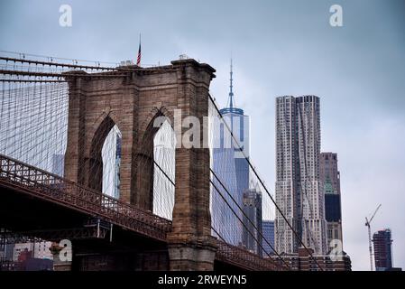 Le pont de Brooklyn, One World Trade Center et 8 Spruce Aligned - New York City, États-Unis Banque D'Images