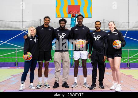 UTILISATION ÉDITORIALE SEULE l'équipe de basket-ball des Lions de Londres joue un match avec des gens de la communauté locale sur le terrain de basket-ball de Bank Street alors qu'elle collabore avec Canary Wharf Group pour relancer le terrain, conçu par l'artiste britannique Yinka Illori et offrir des séances d'entraînement gratuites aux enfants, adolescents, et les employés de bureau sur le domaine. Date d'émission : mardi 19 septembre 2023. Banque D'Images