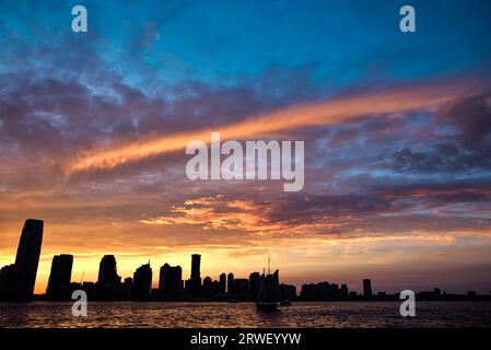 Silhouettes de coucher de soleil de Jersey City Skyline - Manhattan, New York City Banque D'Images