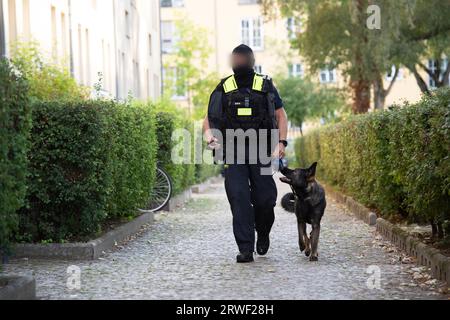 Berlin, Allemagne. 19 septembre 2023. Les forces de police attaquent un groupe néo-nazi dans le quartier Alt-Hohenschönhausen de Berlin. Le ministre fédéral de l'intérieur Faeser a interdit l'association d'extrême droite "Hammerskins Germany" ainsi que ses ramifications régionales et la sous-organisation "Crew 38". Selon le ministère, les forces de police ont fouillé les domiciles de 28 membres présumés de l'association dans dix États allemands tôt le matin. Credit : Paul Zinken/dpa - ATTENTION : personne(s) a(ont) été pixelisé(s) pour des raisons juridiques/dpa/Alamy Live News Banque D'Images