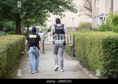 Berlin, Allemagne. 19 septembre 2023. Les forces de police attaquent un groupe néo-nazi dans le quartier Alt-Hohenschönhausen de Berlin. Le ministre fédéral de l'intérieur Faeser a interdit l'association d'extrême droite "Hammerskins Germany" ainsi que ses ramifications régionales et la sous-organisation "Crew 38". Selon le ministère, les forces de police ont fouillé les domiciles de 28 membres présumés de l'association dans dix États allemands tôt le matin. Crédit : Paul Zinken/dpa/Alamy Live News Banque D'Images