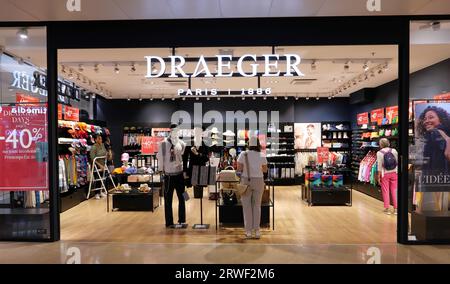 BOUTIQUE DE MODE DRAEGER À L'INTÉRIEUR DU MAGASIN DE MODE Banque D'Images