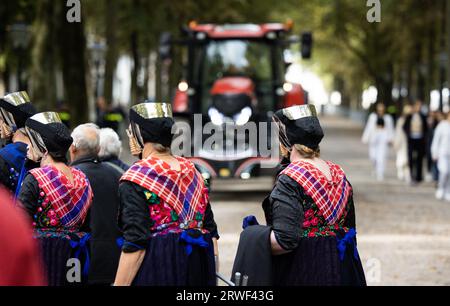 La Haye, pays-Bas. 19 septembre 2023. LA HAYE - le public attend le long de la route pour le transport de verre pour la Journée du budget. Le discours du Trône est lu au théâtre parce que le Ridderzaal n'est pas disponible en raison de la rénovation du Binnenhof. Crédit : ANP/Alamy Live News Banque D'Images